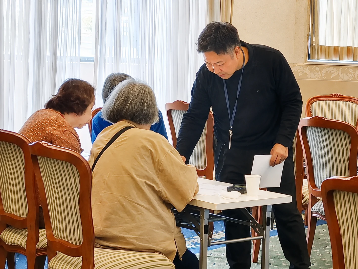 参加者の方と資料を確認する、実際のセミナーの風景