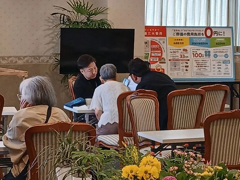 参加者の方と資料を確認するセミナー